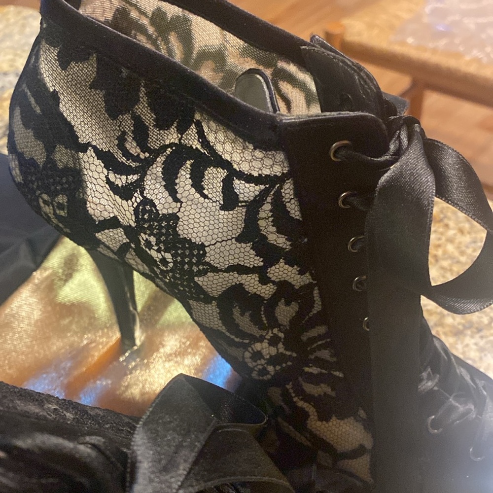 Stuart Weitzman - Picture 13 of 16